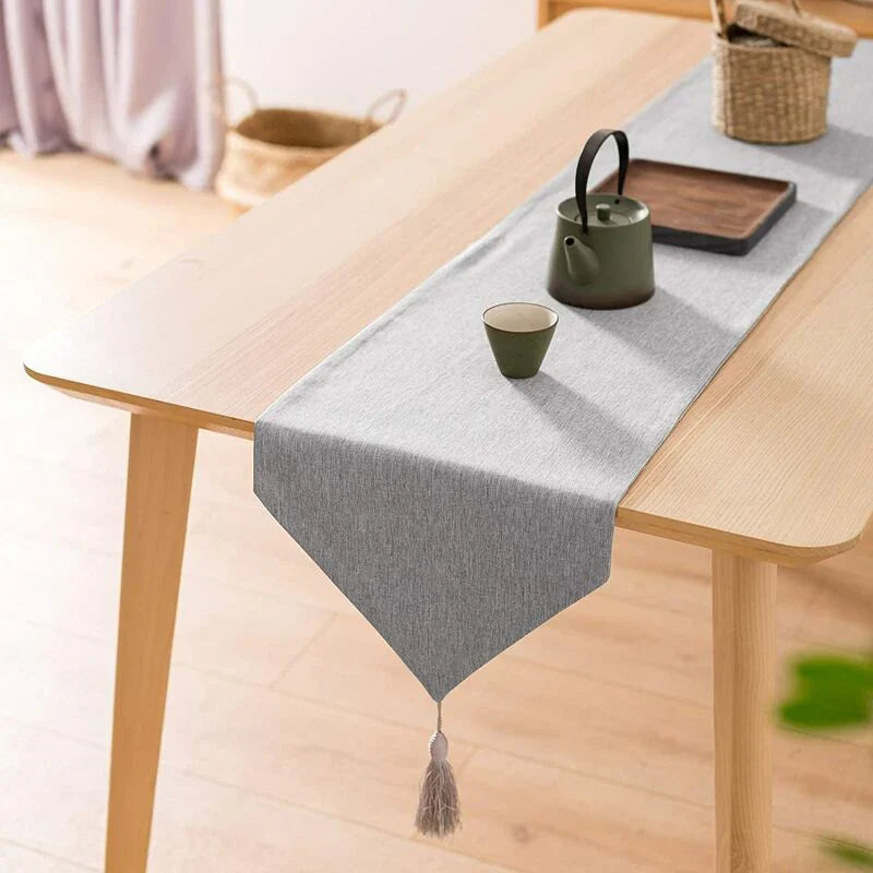 Chemin de table en lin posé sur une table en bois
