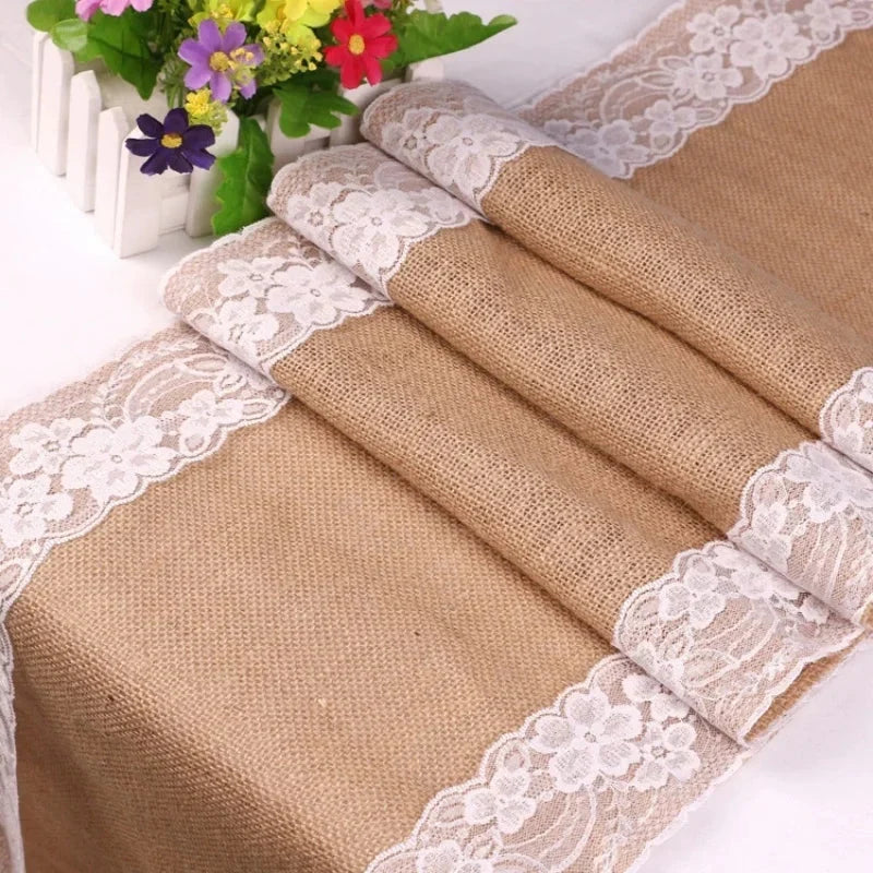 Chemin de table en toile de jute et dentelle blanche, version chic