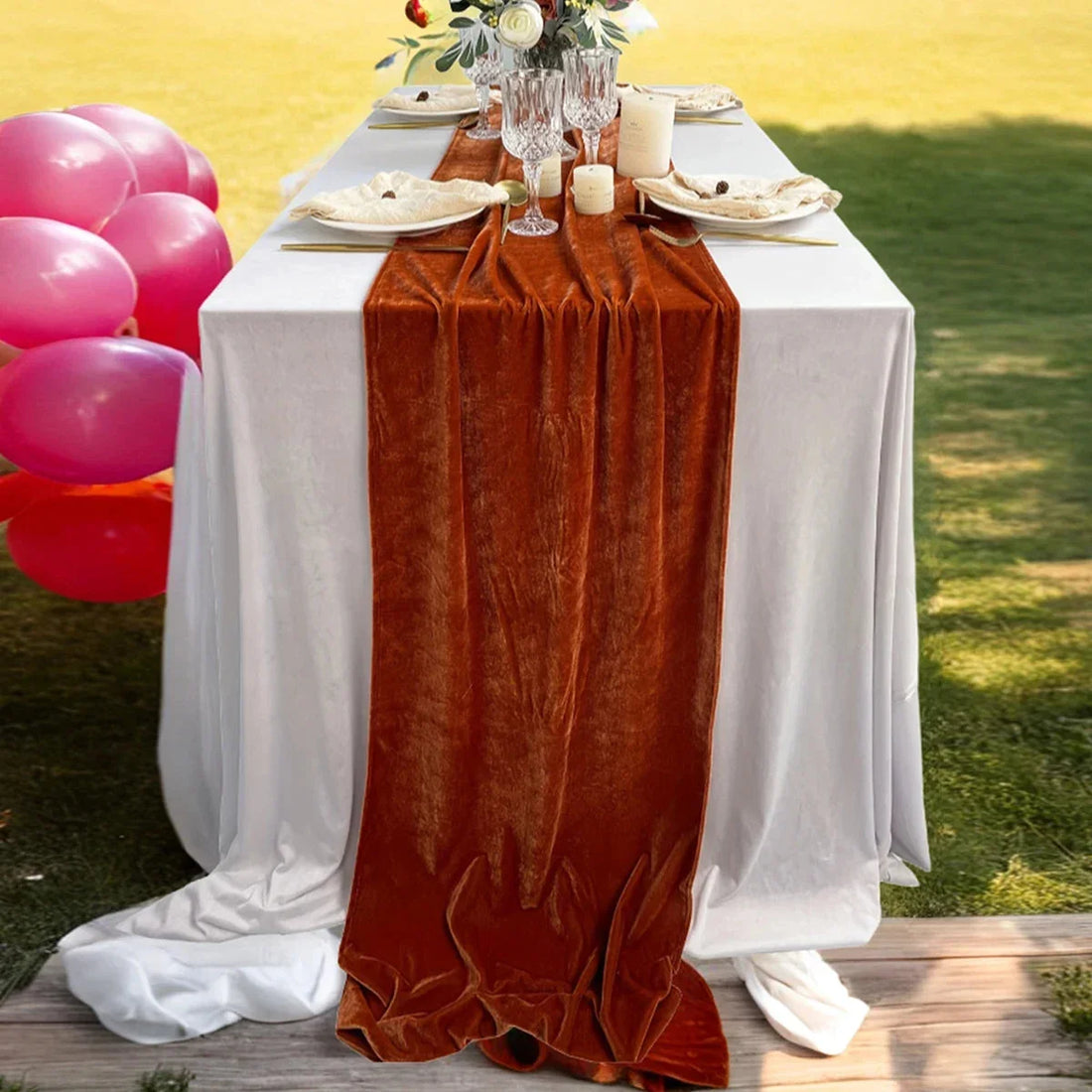 Table de Noël dressée avec un chemin de table en velours et des bougies