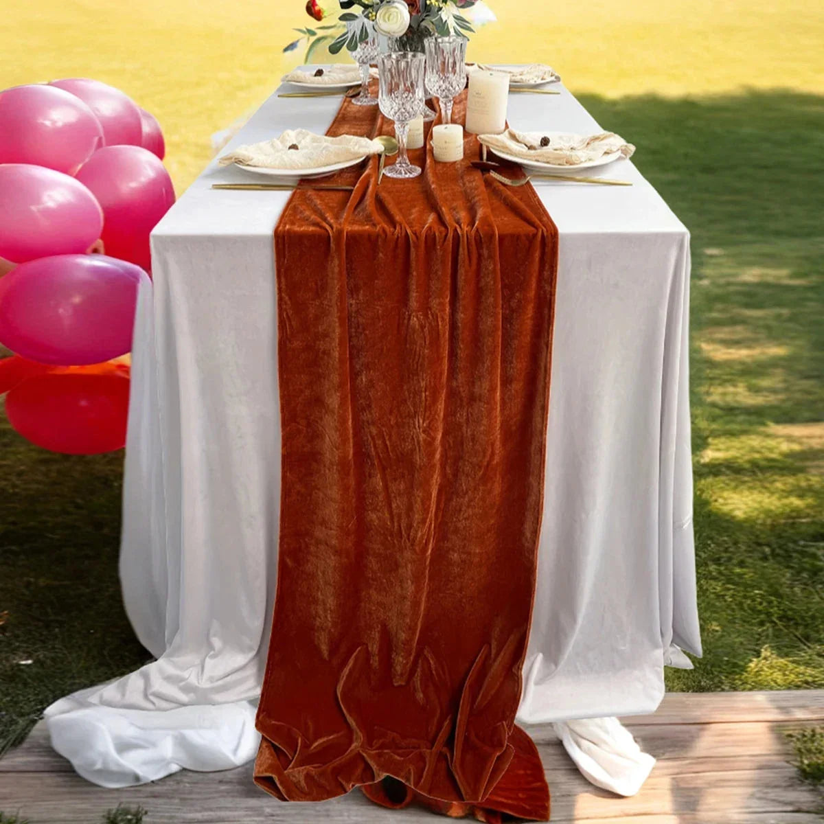 Table de Noël dressée avec un chemin de table en velours et des bougies