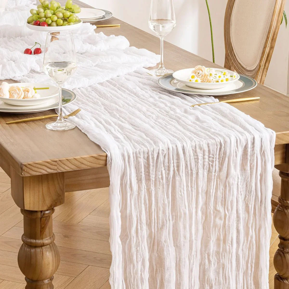 Chemin de table blanc posé au centre d'une table dressée