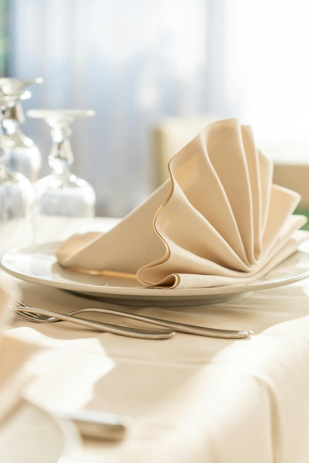 Serviette en lin pliée sur une table dressée