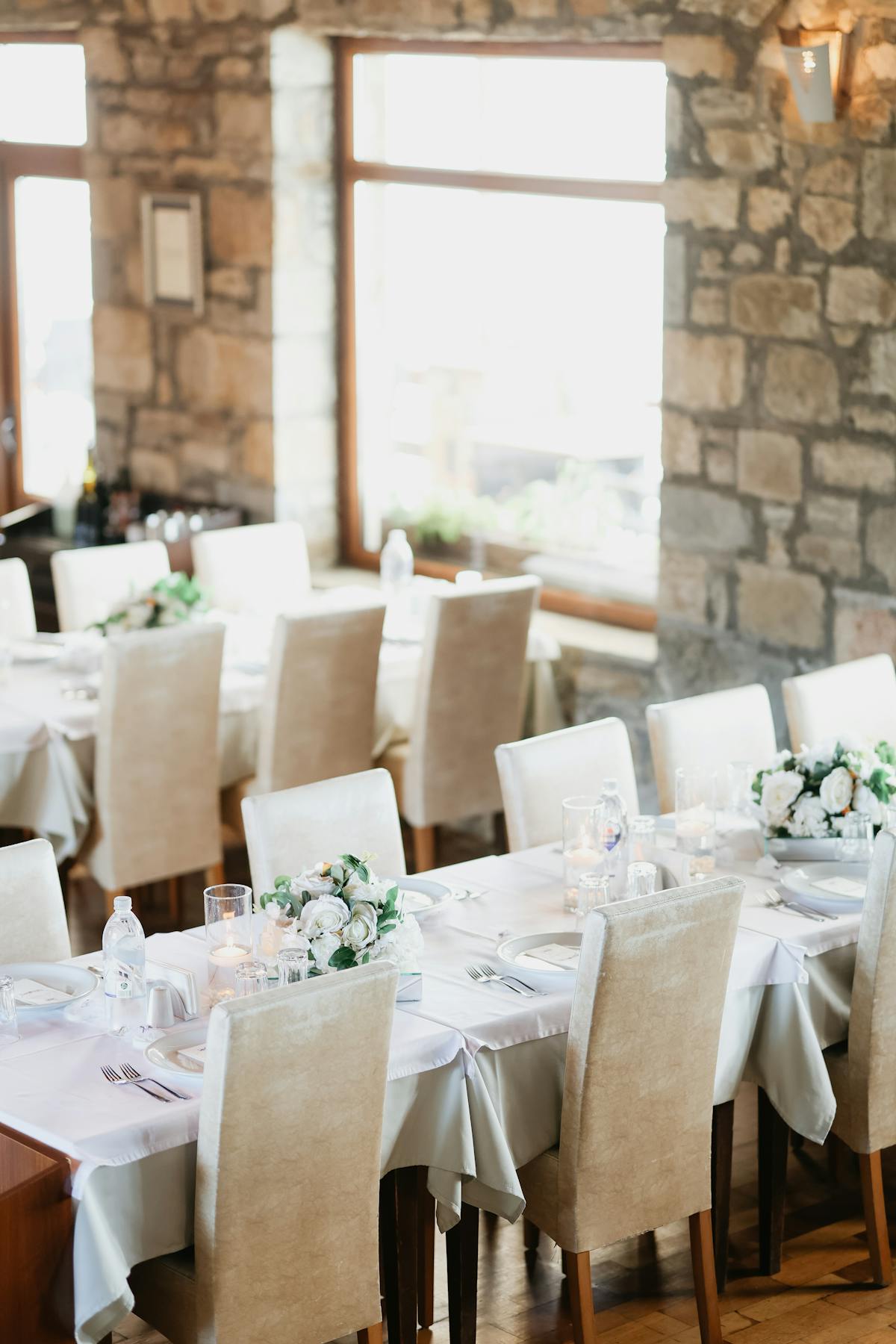 Table de mariage champêtre dressée dans un lieu rustique