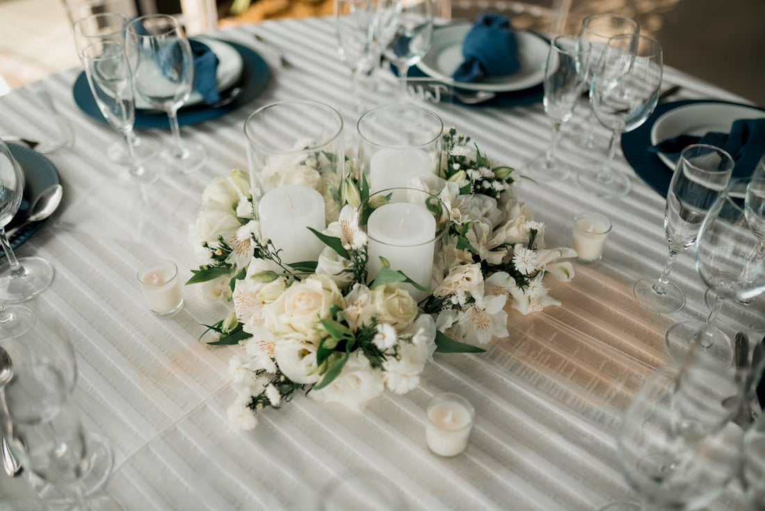 Centre de table élégant avec fleurs et bougies