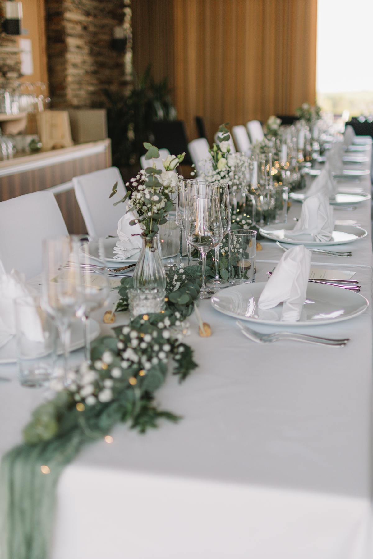 Table de mariage élégante avec décor floral