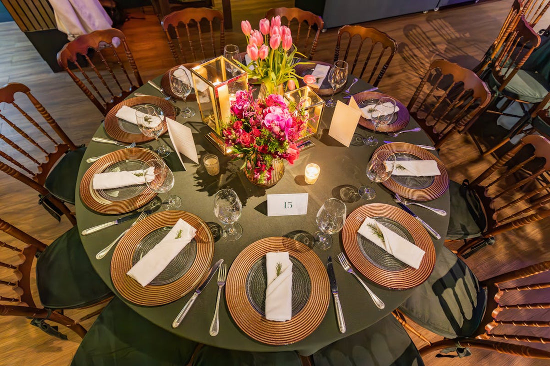 Nappe et chemin de table sur une table fleurie
