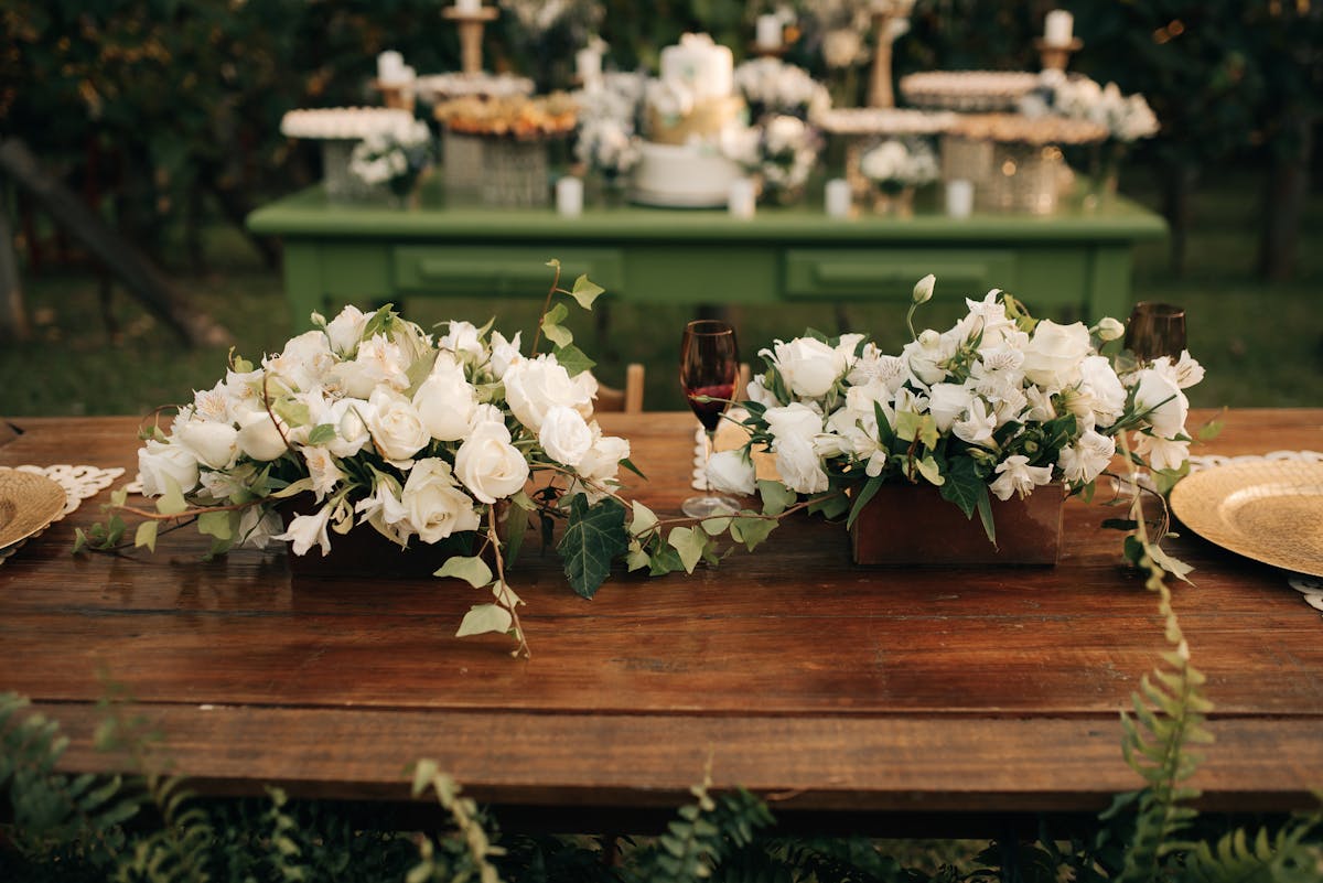Roses blanches sur une table en bois nature