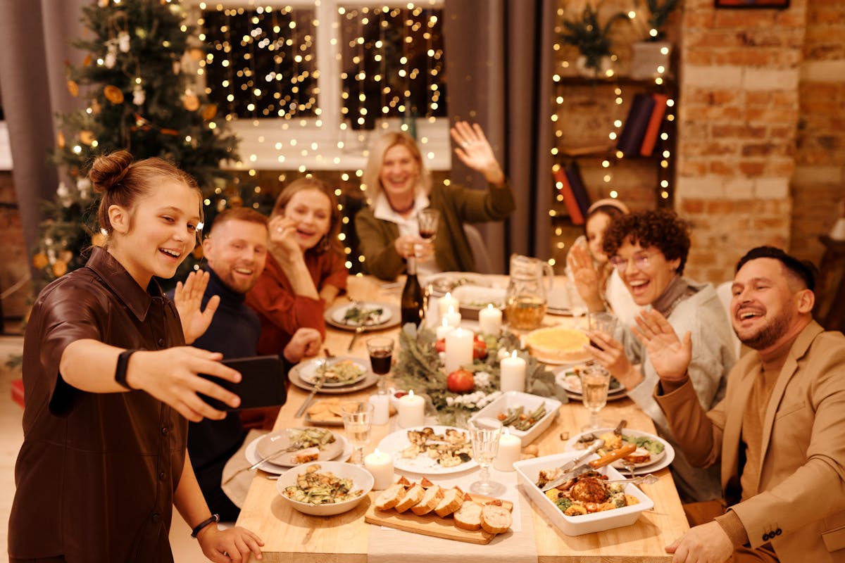 Repas de Noël convivial autour d'une table décorée