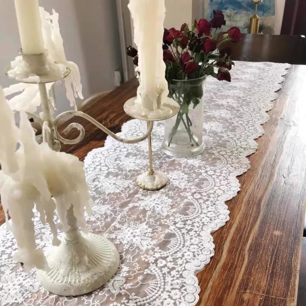 Chemin de table en dentelle florale
