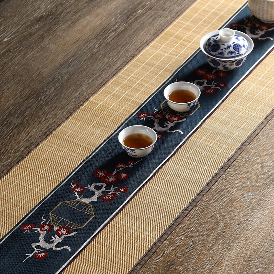 Chemin de table en bambou beige dressé avec un gaiwan et deux coupes de thé