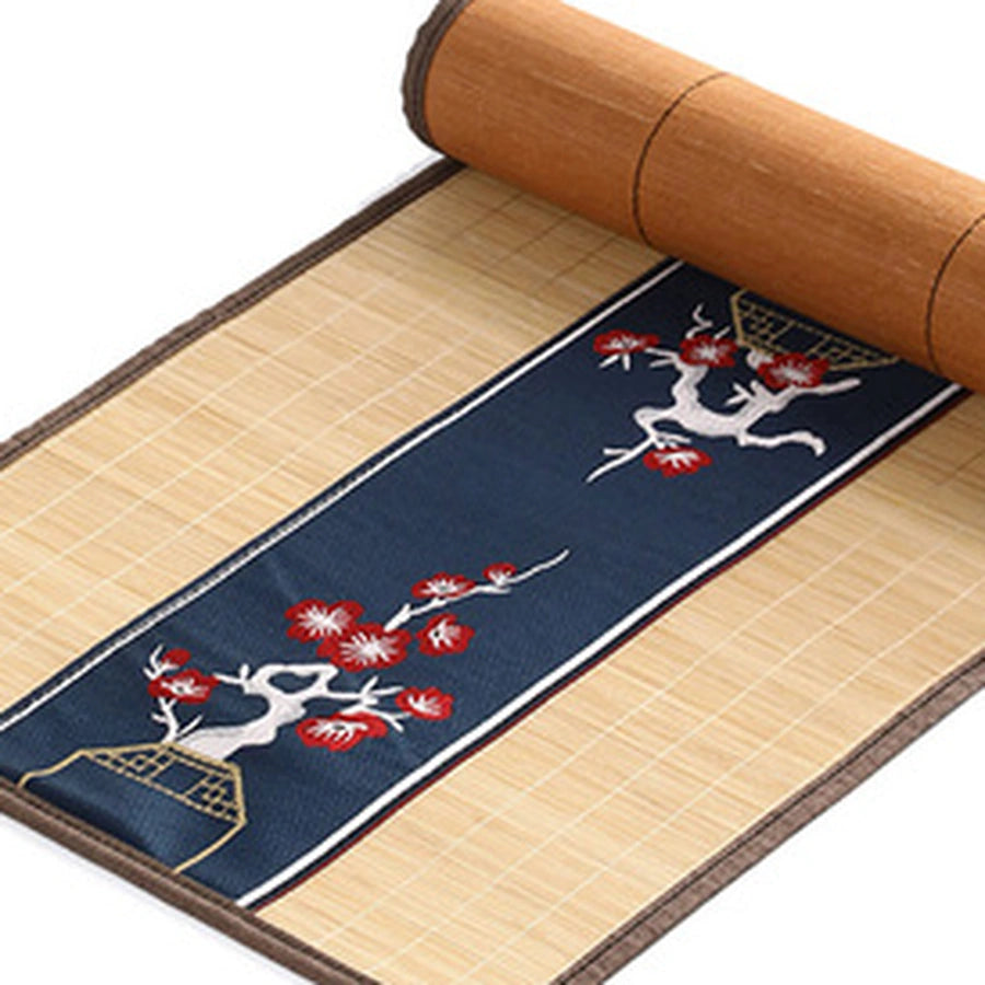 Détail du tissage de bambou beige et du bandeau brodé bleu nuit