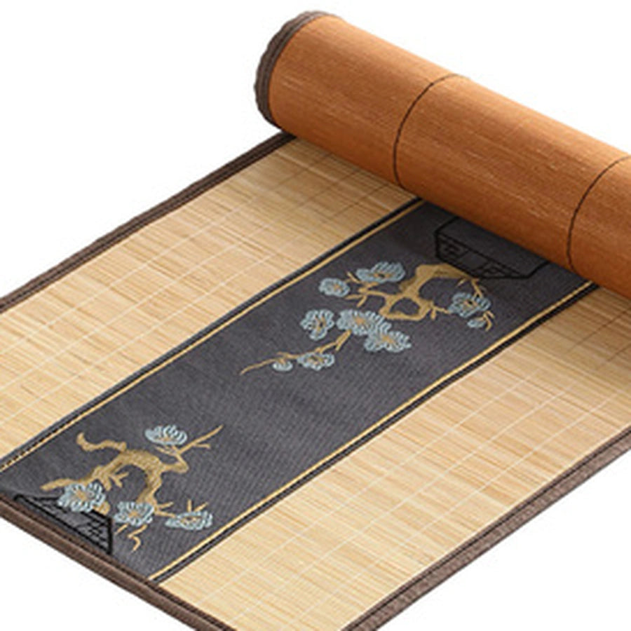 Détail du tissage de bambou beige et du bandeau brodé gris