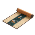 Chemin de table en bambou beige roulé, bandeau brodé vert sapin à fleurs orange