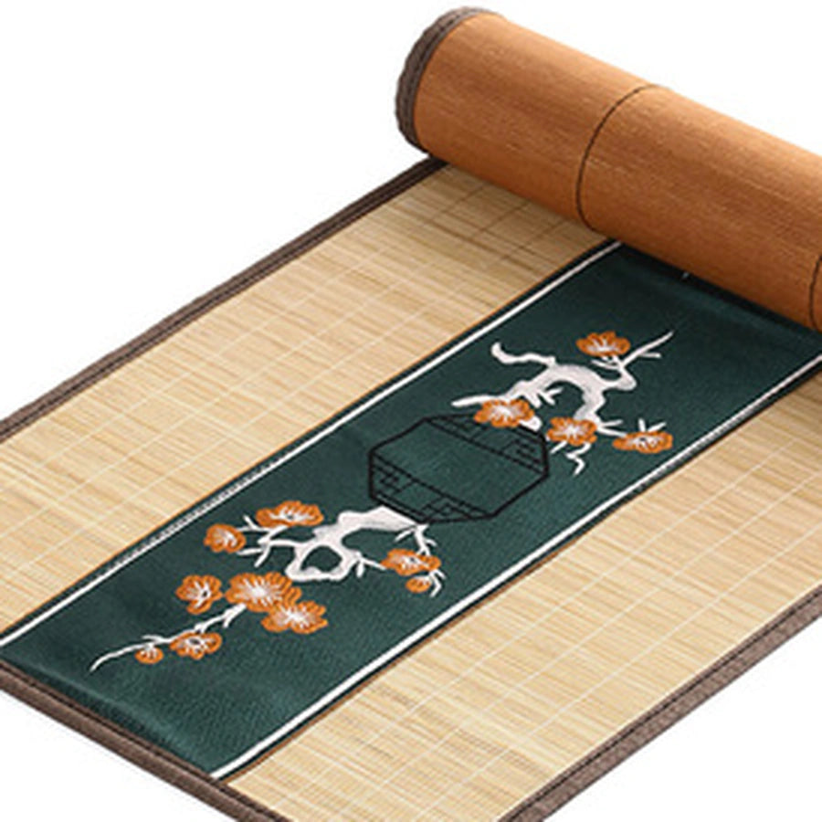 Détail du tissage de bambou beige et du bandeau brodé vert sapin