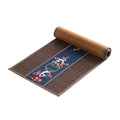 Chemin de table en bambou marron roulé, bandeau brodé bleu nuit à fleurs de prunier
