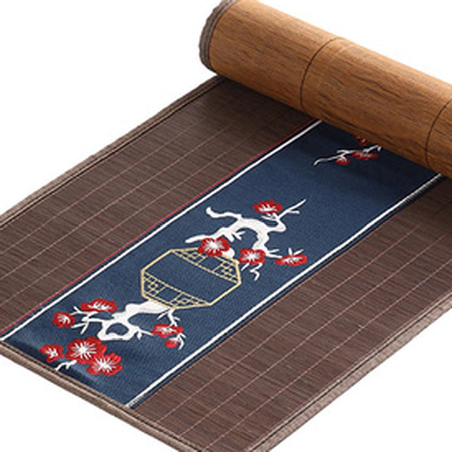 Détail du tissage de bambou marron et du bandeau brodé bleu nuit