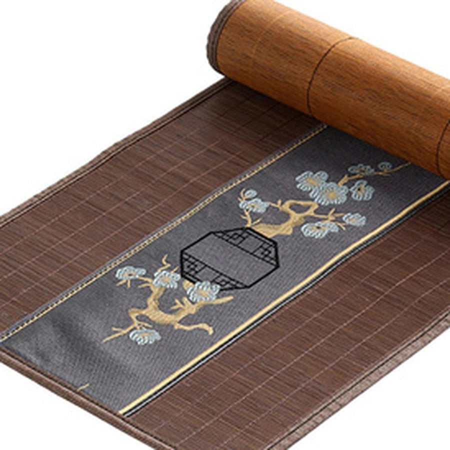 Détail du tissage de bambou marron et du bandeau brodé gris