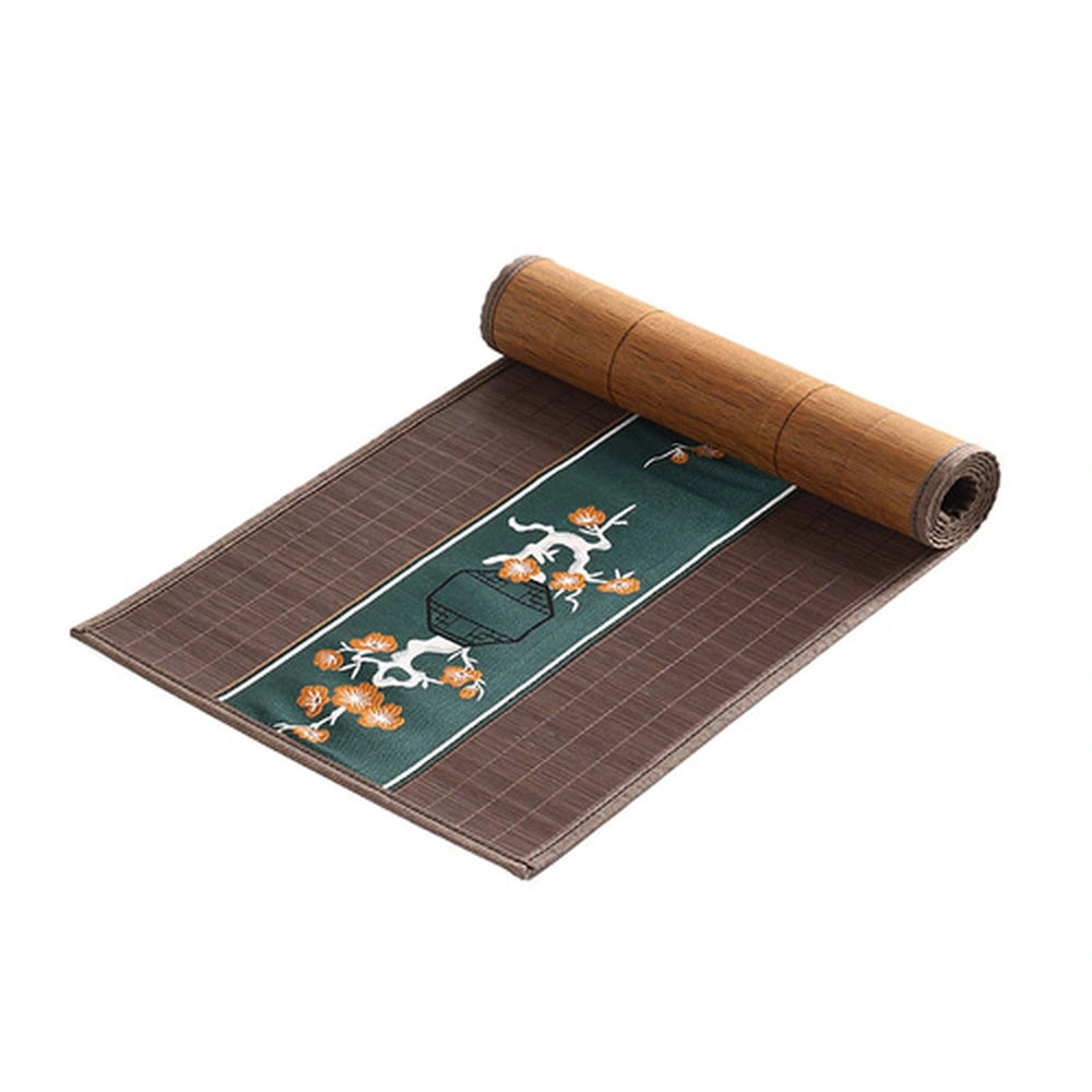 Chemin de table en bambou marron roulé, bandeau brodé vert sapin à fleurs orange