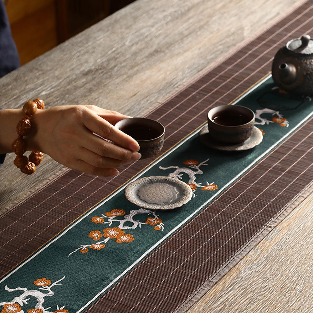 Chemin de table en bambou marron dressé avec un bol à thé