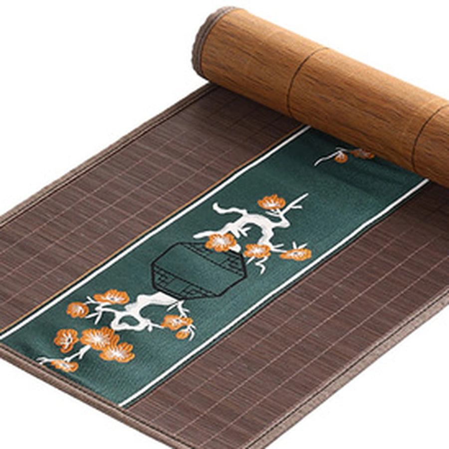 Détail du tissage de bambou marron et du bandeau brodé vert sapin