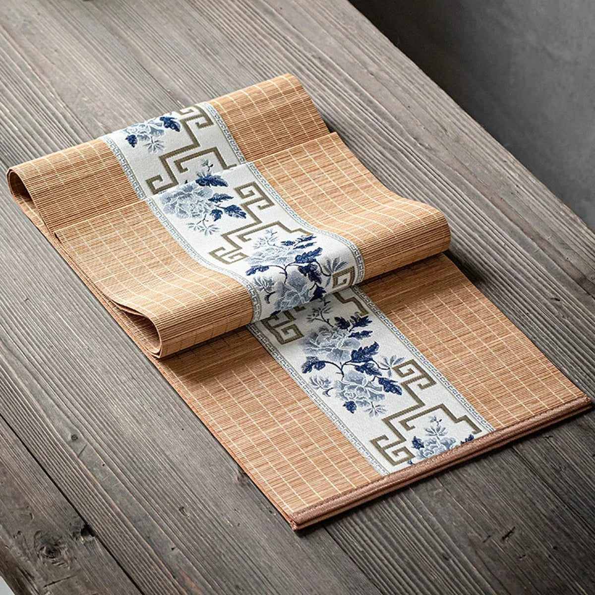 Chemin de table en bambou naturel à bandeau blanc porcelaine, sur une table en bois