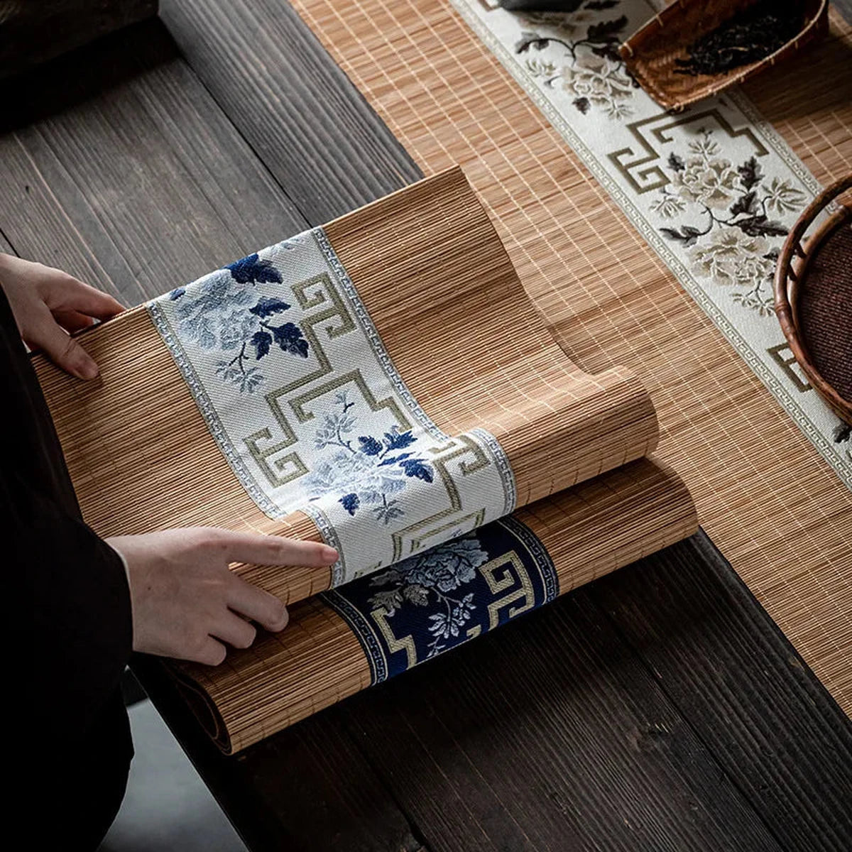 Chemin de table en bambou naturel déroulé à la main, bandeau écru à fleurs bleues