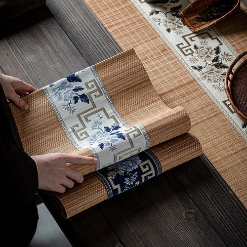 Chemin de table en bambou naturel déroulé à la main, bandeau écru à fleurs bleues