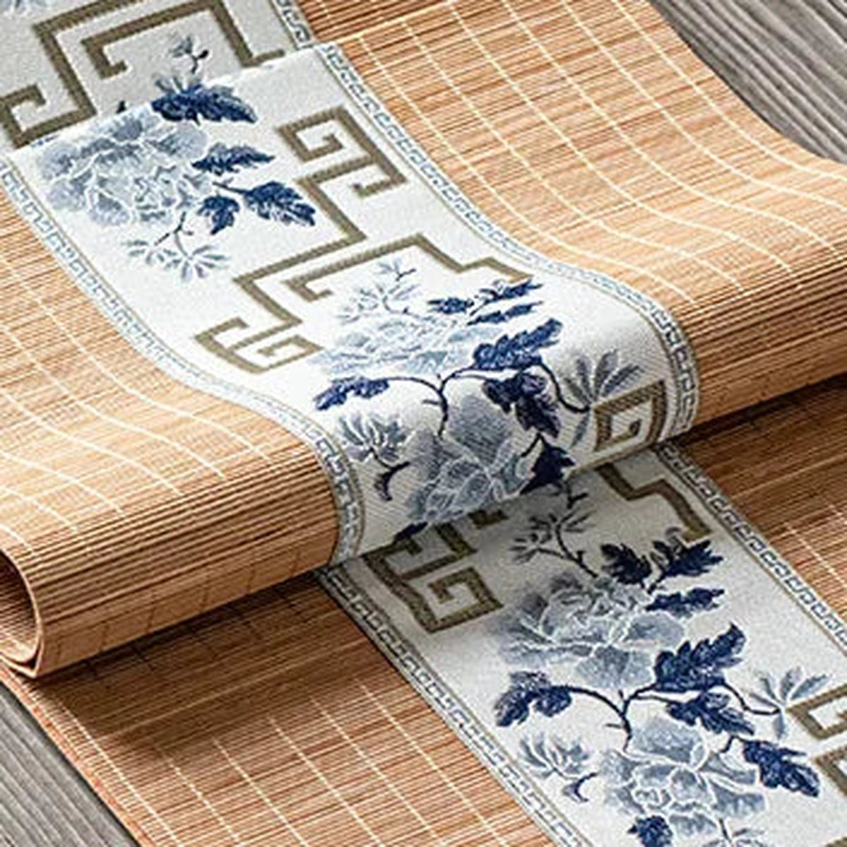 Détail du tissage de bambou naturel et du bandeau brodé écru