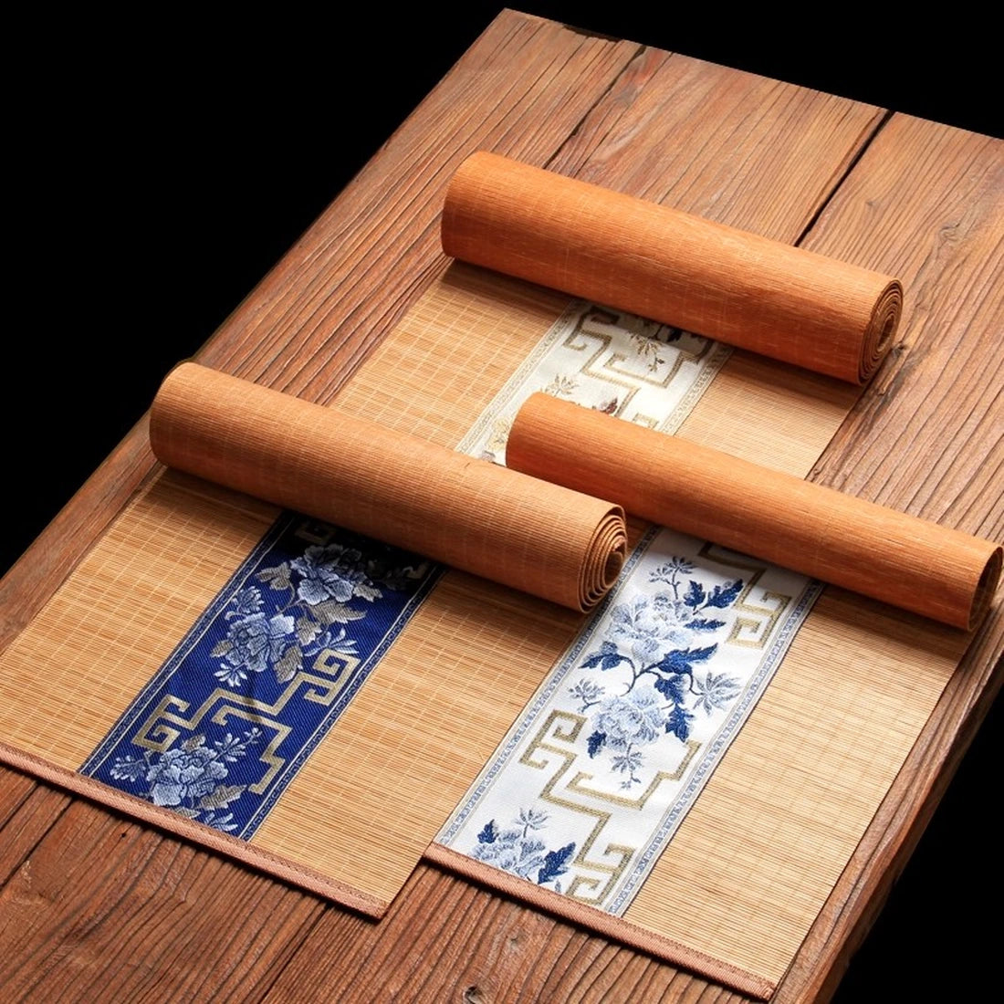 Chemins de table en bambou naturel roulés, bandeaux bleu porcelaine et écru