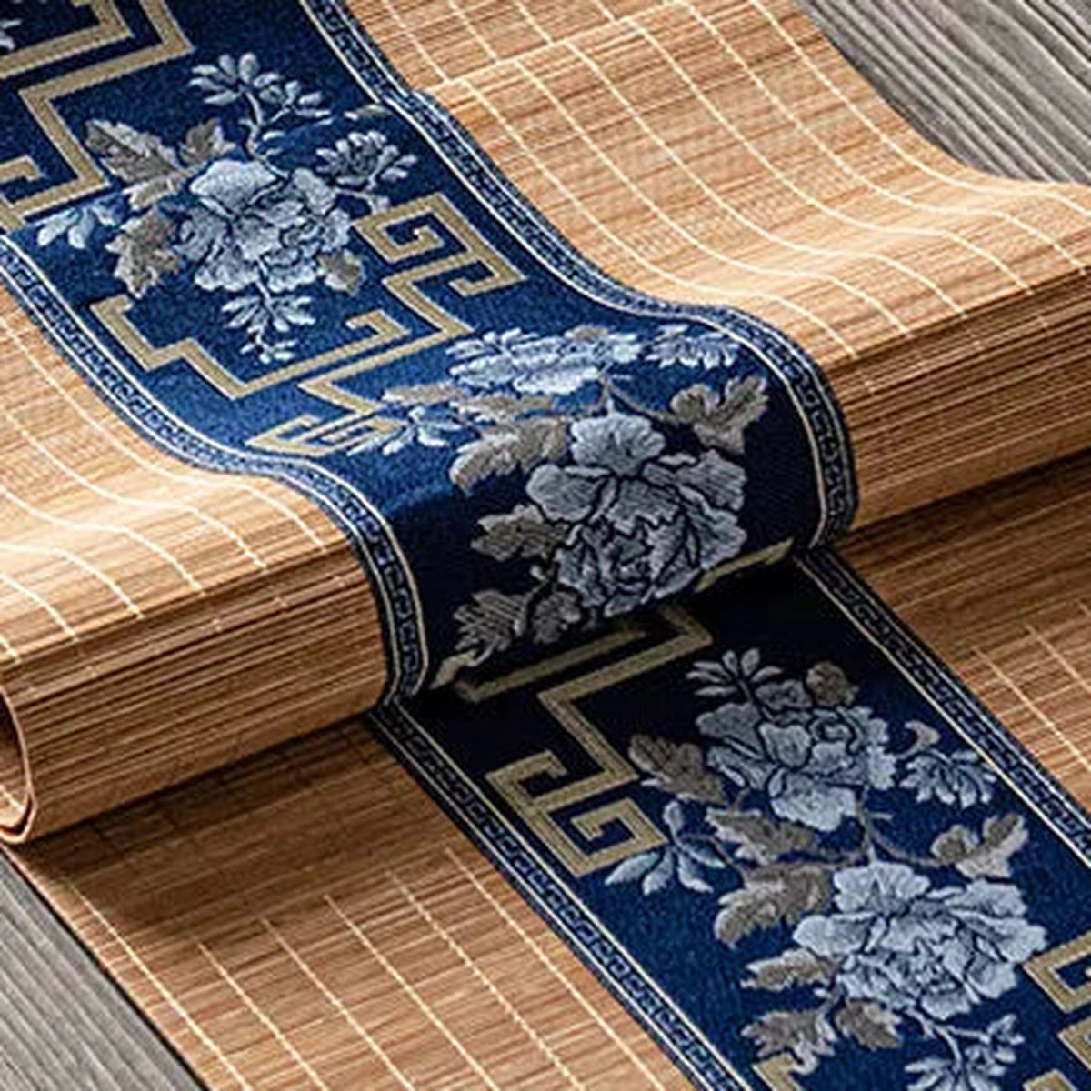 Détail du tissage de bambou naturel et du bandeau brodé bleu porcelaine