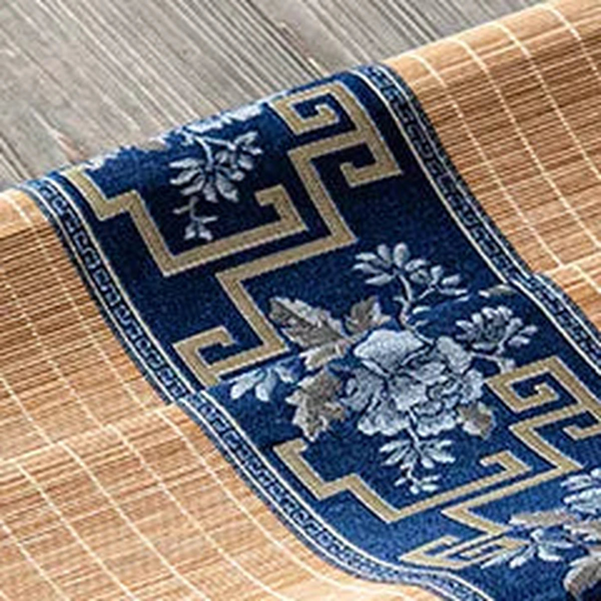 Gros plan de la broderie de pivoines bleues sur bandeau bleu porcelaine