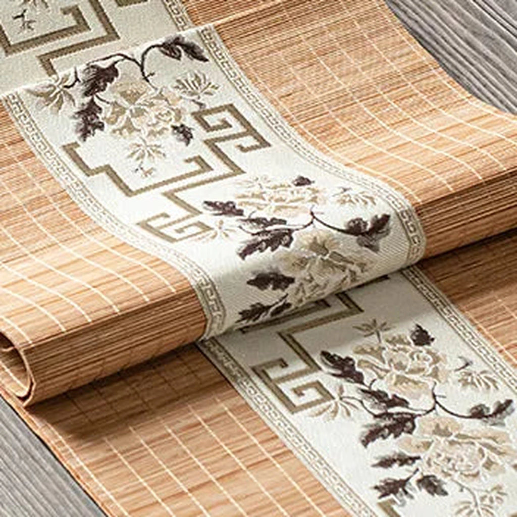 Détail du tissage de bambou naturel et du bandeau brodé taupe