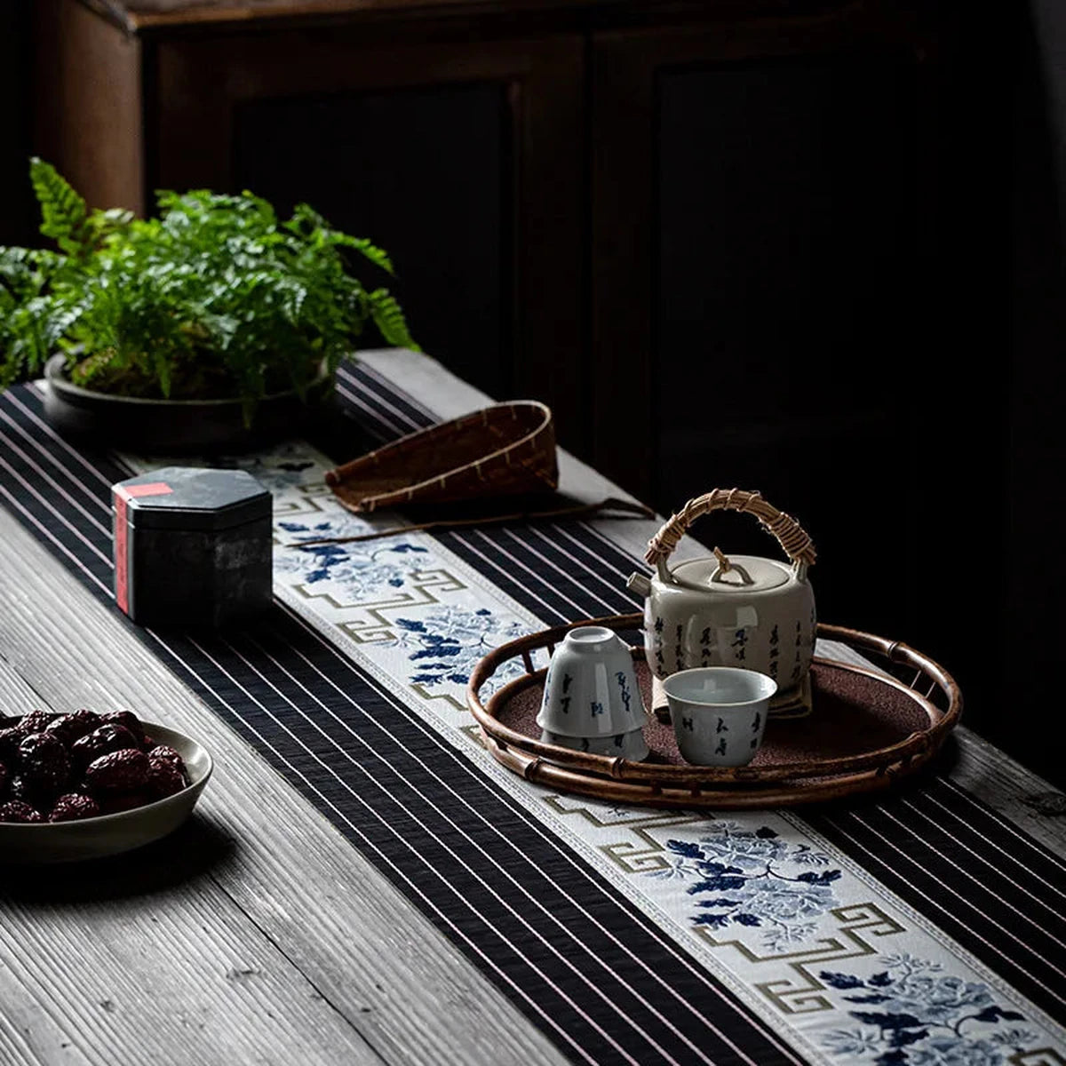 Chemin de table en bambou noir dressé avec un service à thé