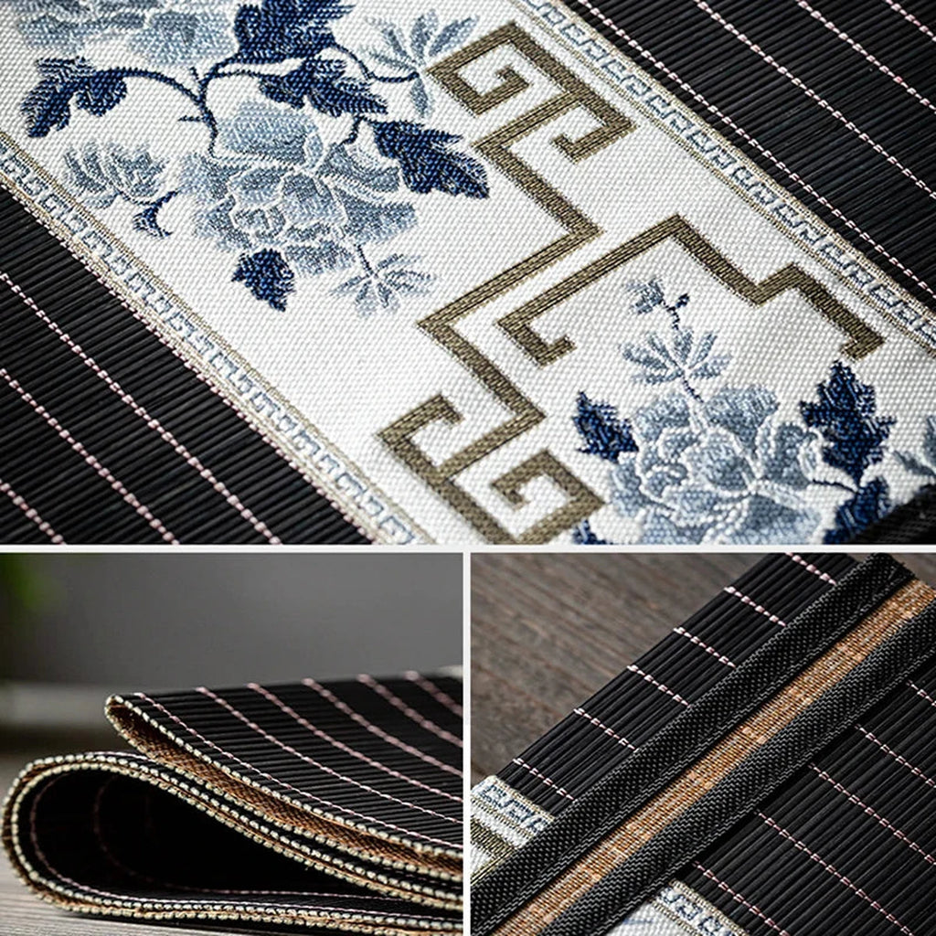 Détail du bandeau brodé écru à fleurs bleues et de la tranche du chemin de table