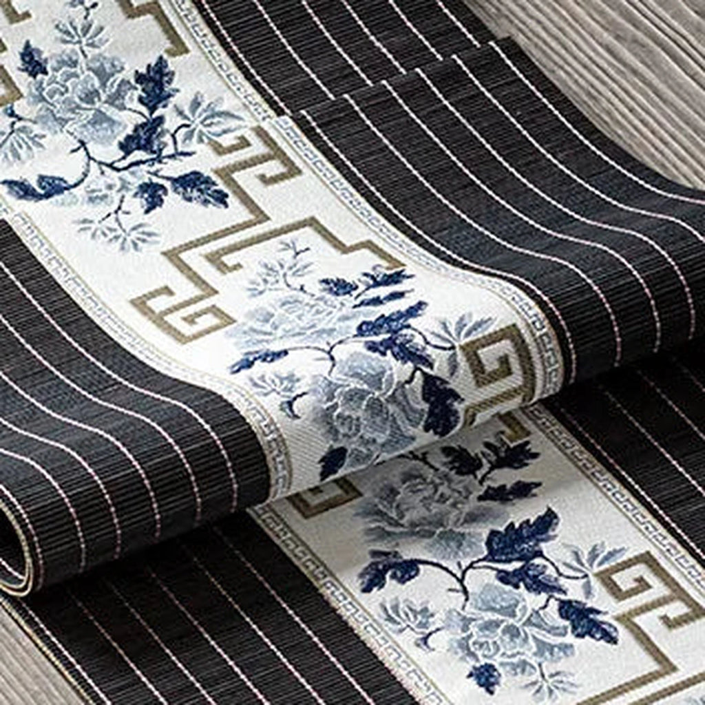 Détail du tissage de bambou noir rayé et du bandeau brodé écru