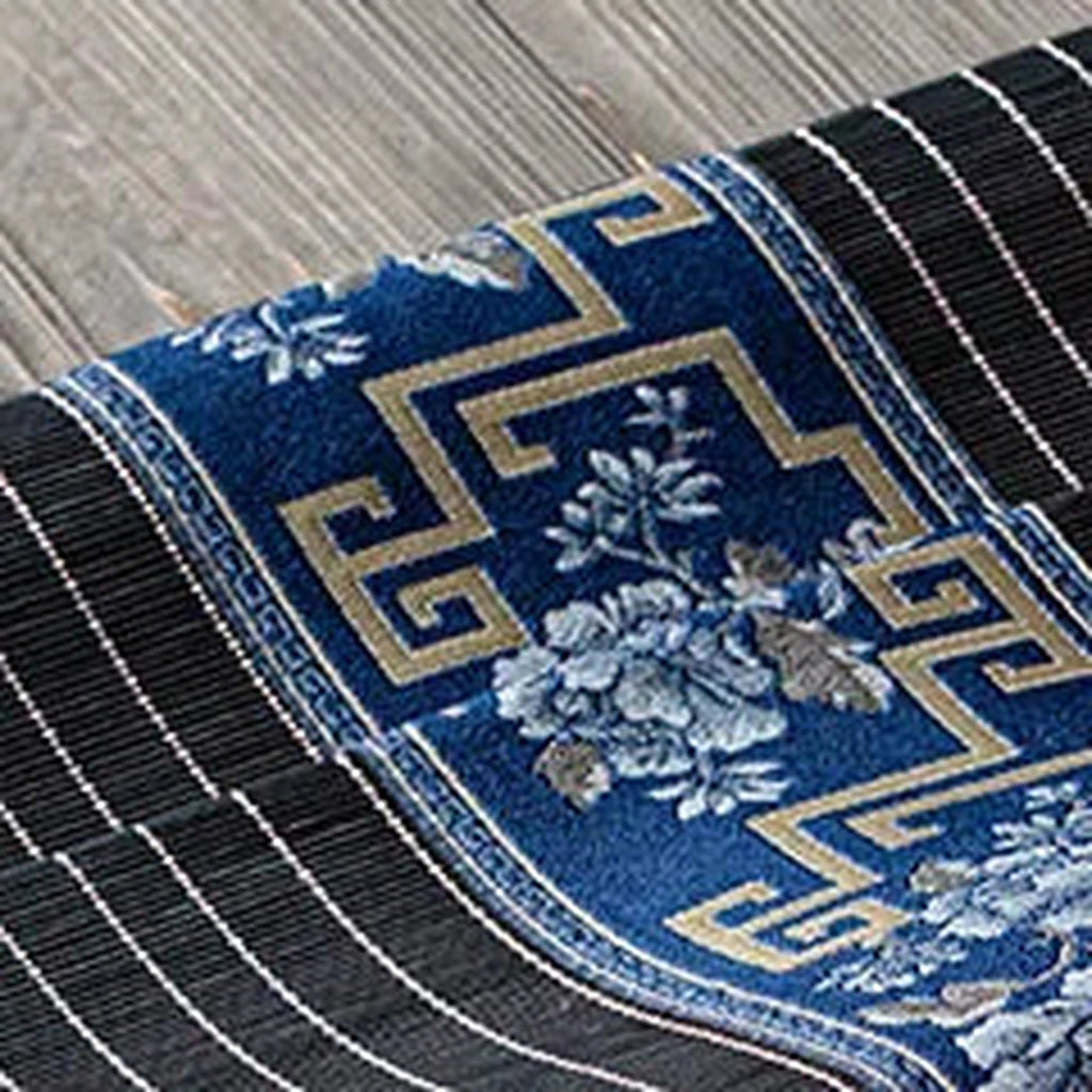 Gros plan de la broderie de pivoines bleues sur bandeau bleu marine