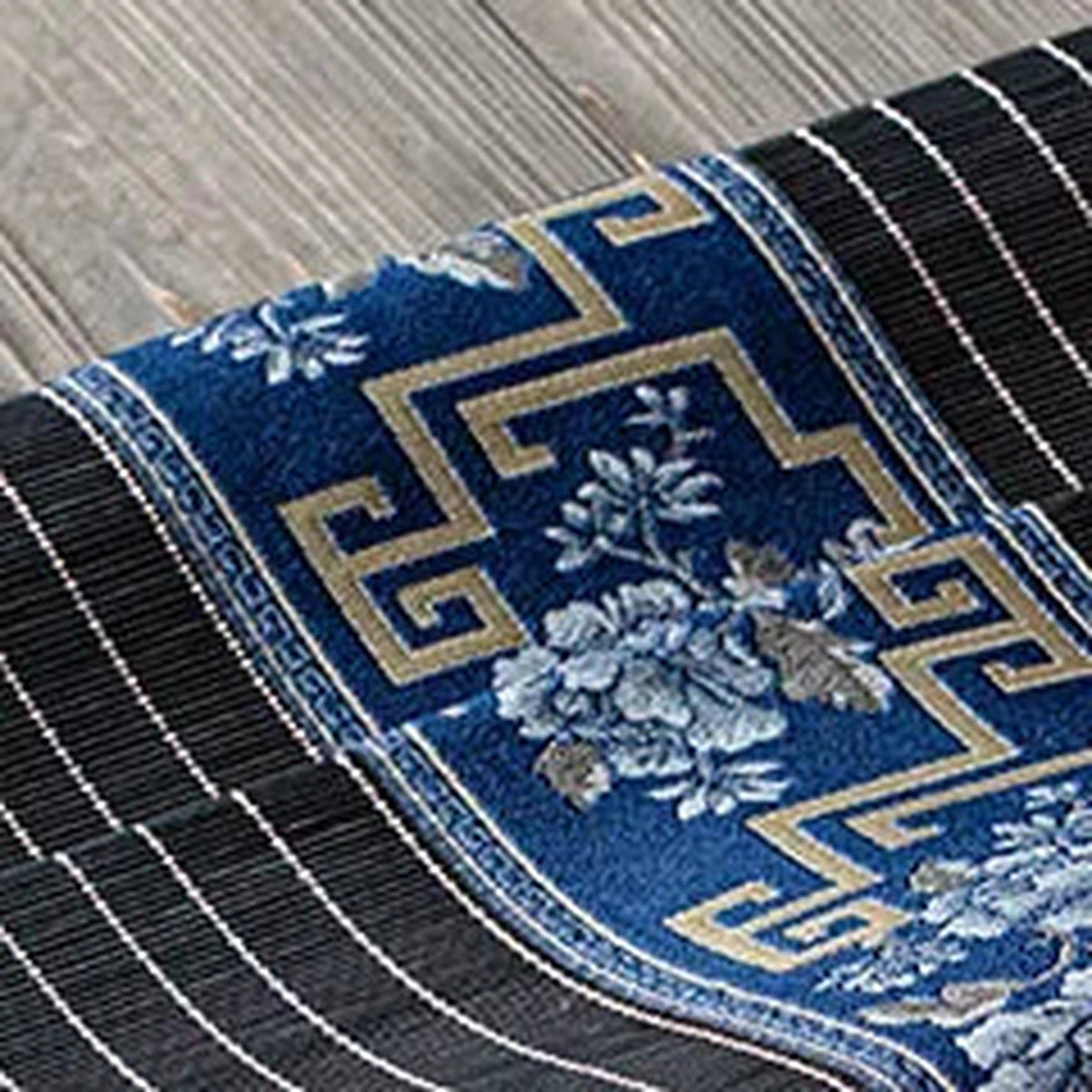 Gros plan de la broderie de pivoines bleues sur bandeau bleu marine