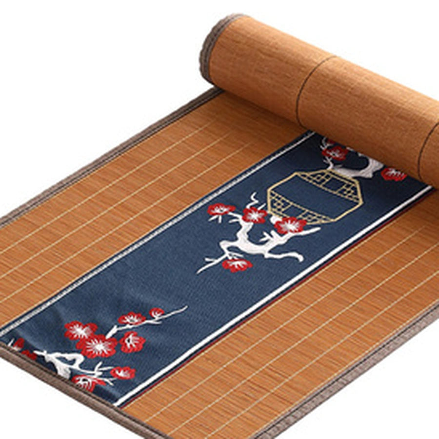 Détail du tissage de bambou terracotta et du bandeau brodé bleu nuit