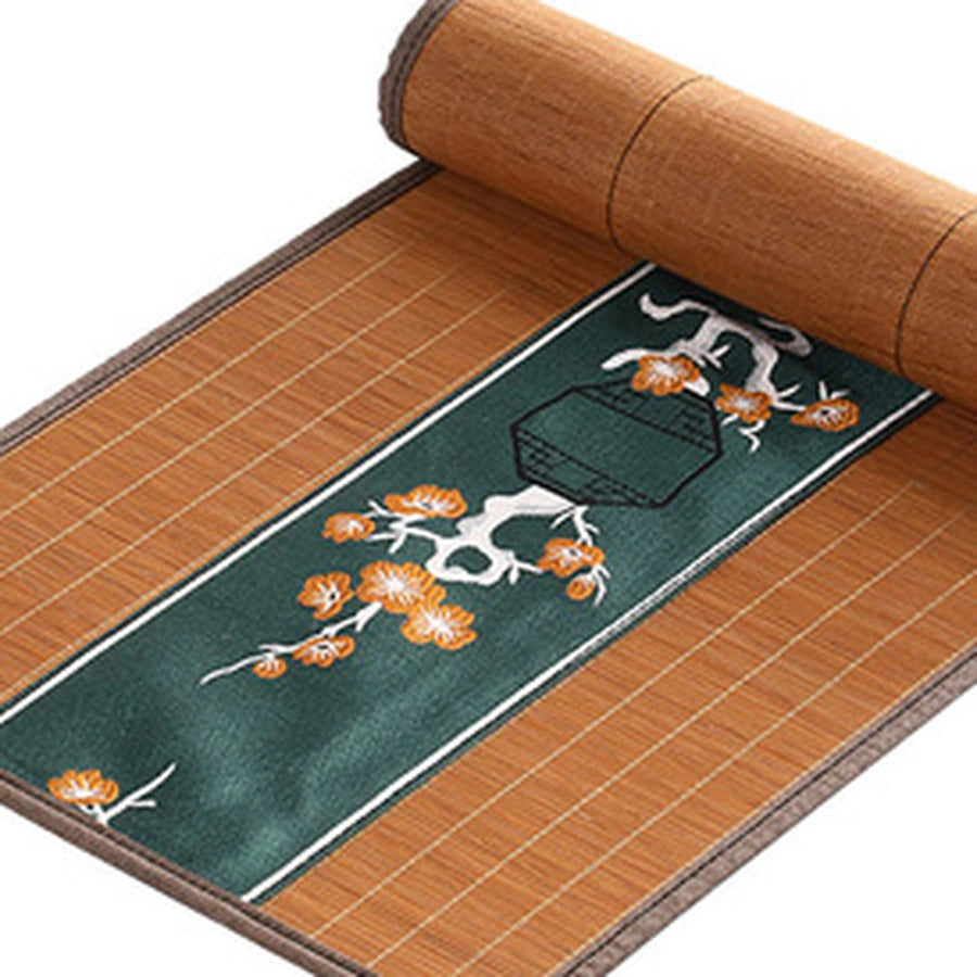 Détail du tissage de bambou terracotta et du bandeau brodé vert sapin