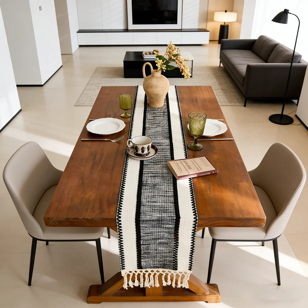 Chemin de table rayé noir tissé main — vue du dessus sur table en bois