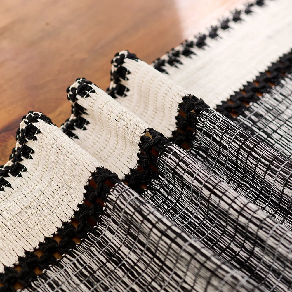 Détail du tissage et de la lisière du chemin de table bohème rayé noir