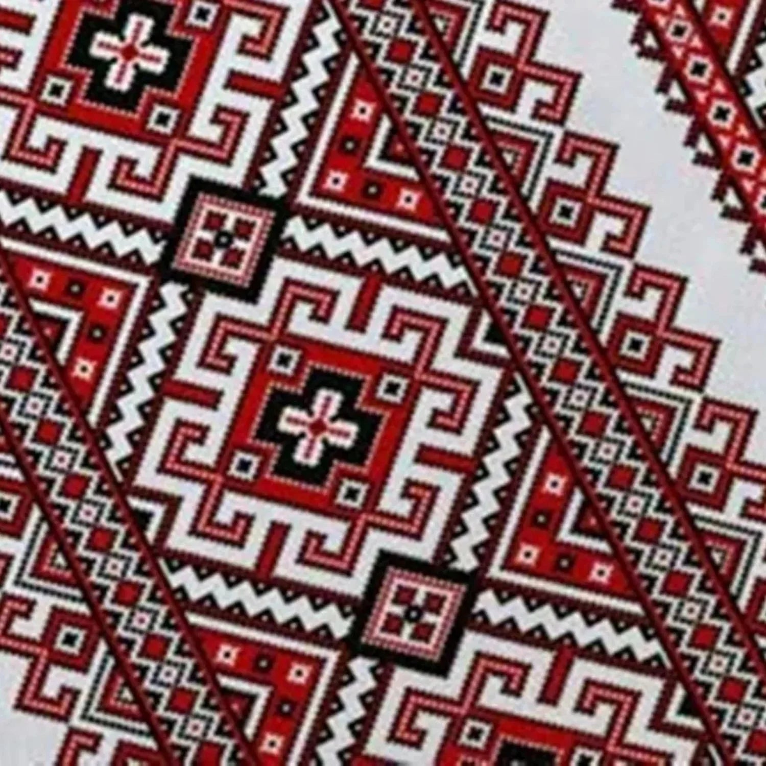 Motif folk brodé rouge et noir en gros plan
