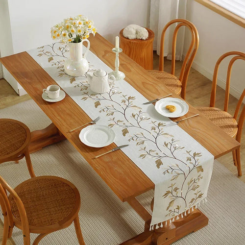 Chemin de table en coton-lin brodé feuillage sur une longue table dressée