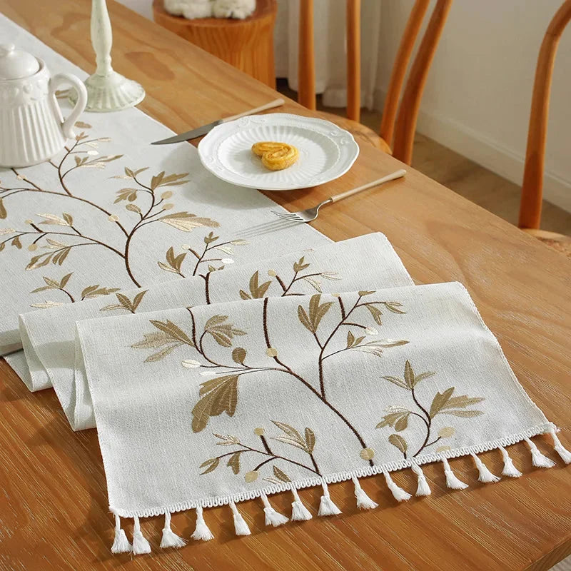 Chemin de table brodé fleurs jaunes — vue avec assiette de dessert