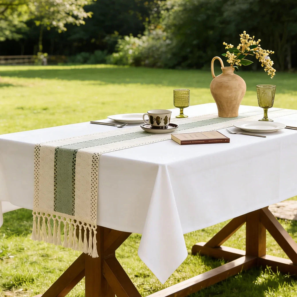 Chemin de table crochet vert sauge avec vaisselle artisanale