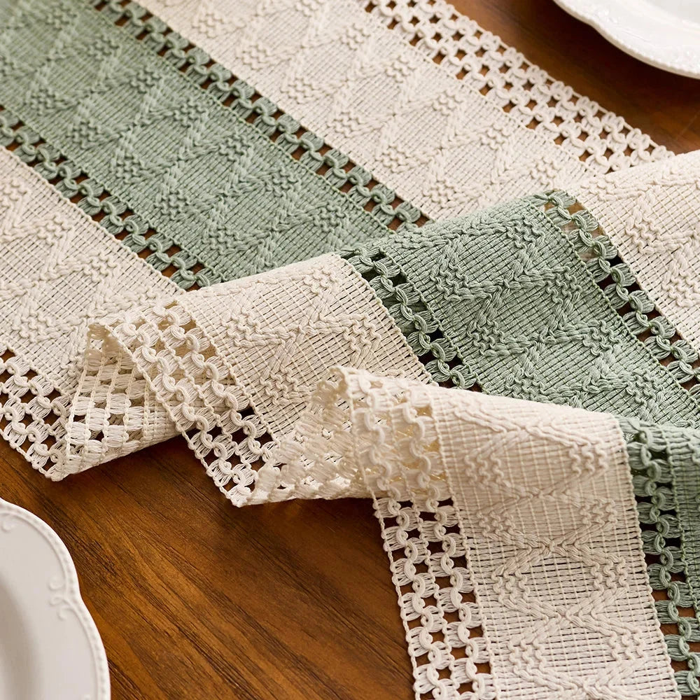 Chemin de table en crochet vert sauge — vue rapprochée du tissage