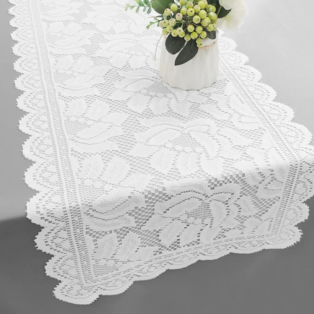 Petit chemin de table en dentelle blanche sur une table en bois