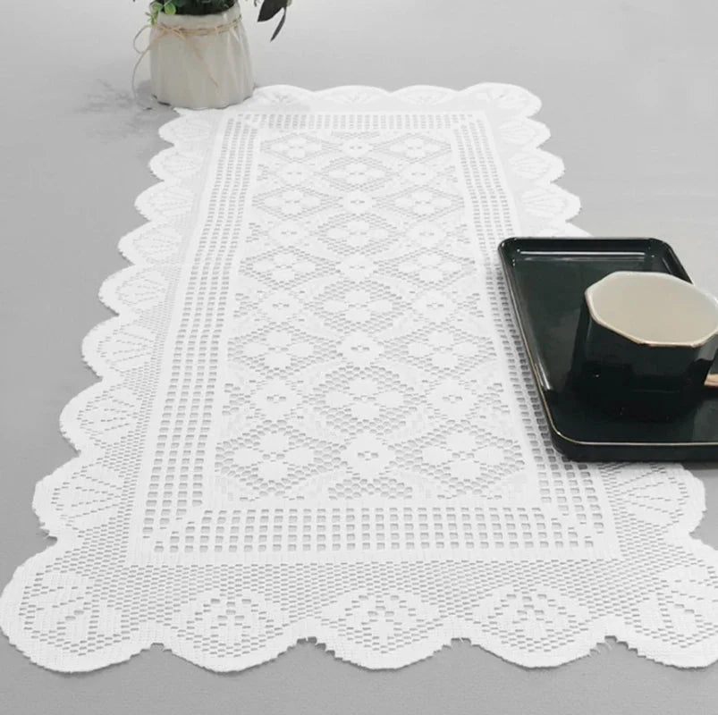 Petit chemin de table en dentelle blanche — vue avec sous-verre