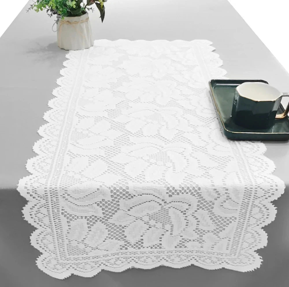 Petit chemin de table en dentelle blanche et tasse de café