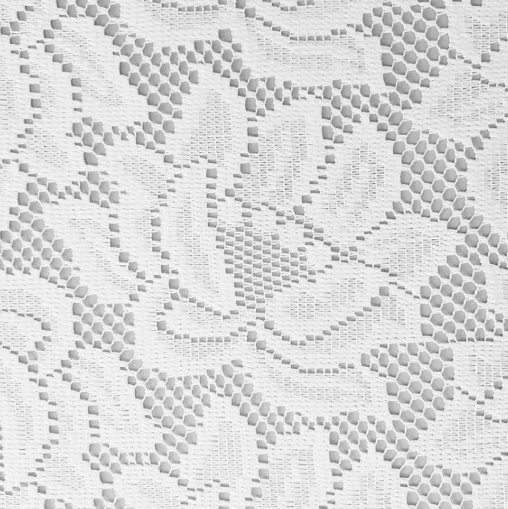 Détail du motif floral de la dentelle blanche